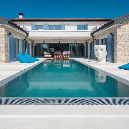 Gorgeous In With Kitchen Holiday home