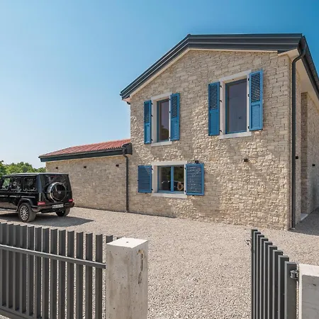Gorgeous In With Kitchen Holiday home *
